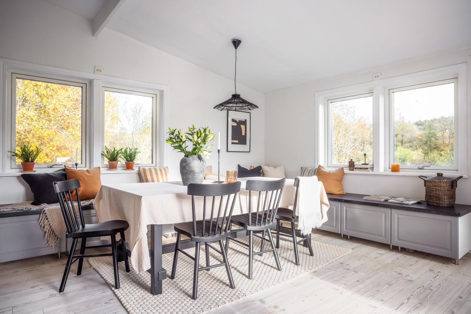 Stort socialt utrymme med plats för större bjudningar och förvaring