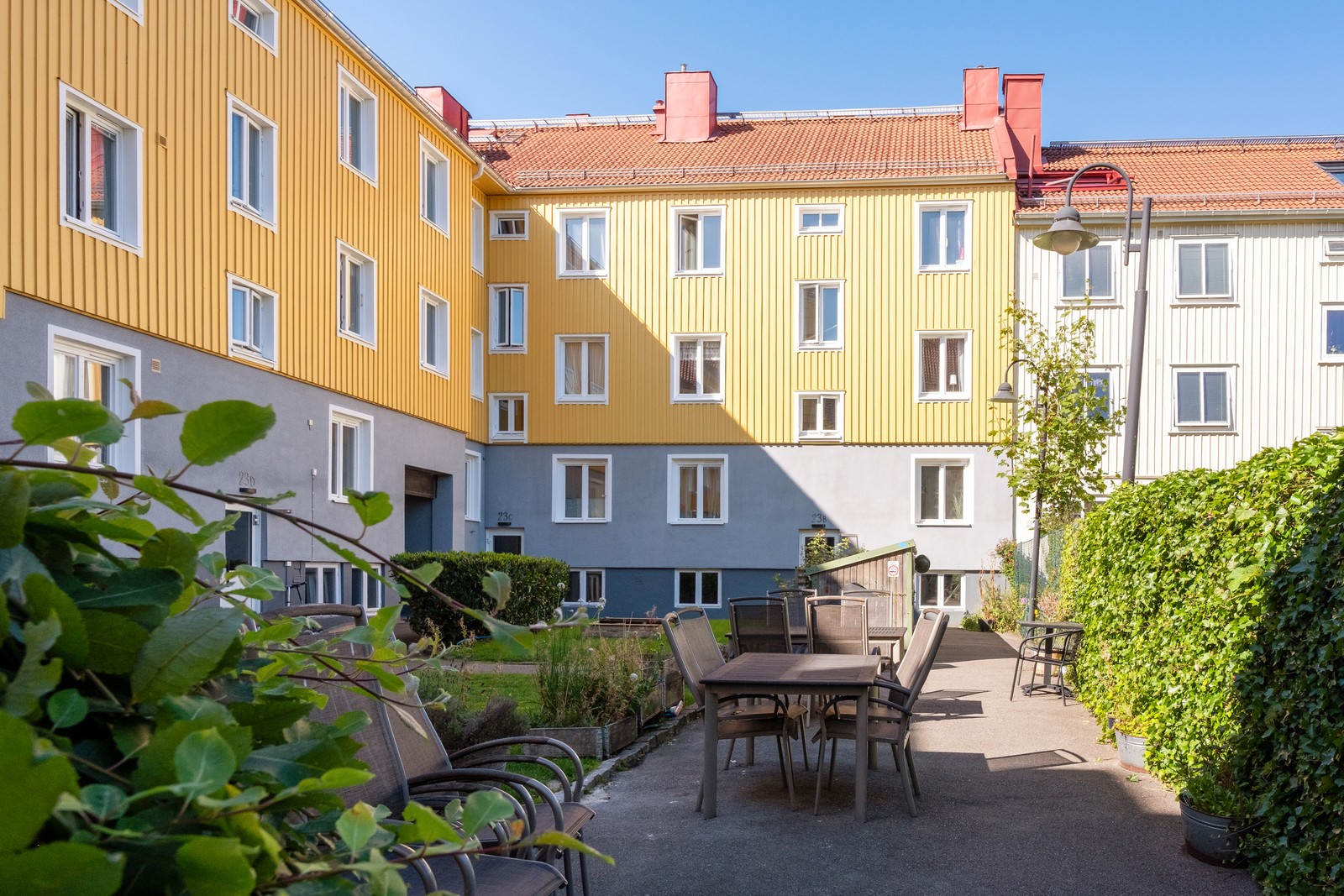 Innergård med plats för utemöbler och grillplats
