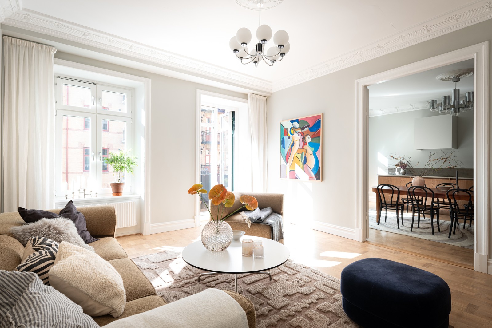 Bjurfors Century presenterar en klassisk sekelskiftesvåning med rum i fil & balkong mot Kastellgatan