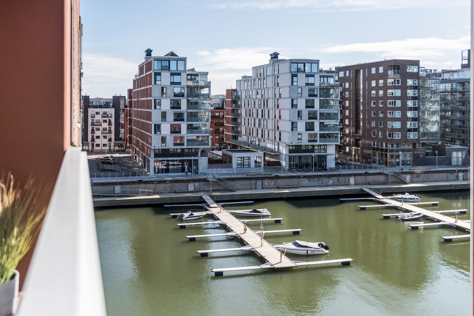 Från bostaden blickar du ner mot Eriksbergsdockan