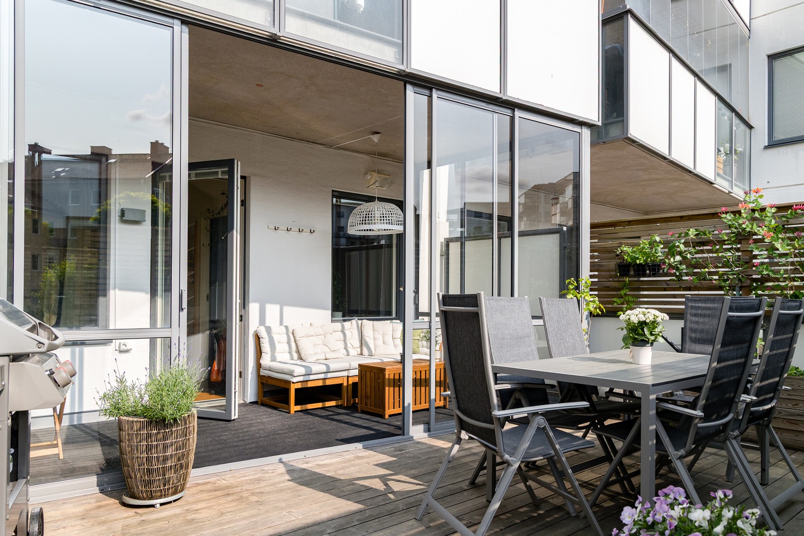 Bostaden har både inglasat uterum och en stor uteplats