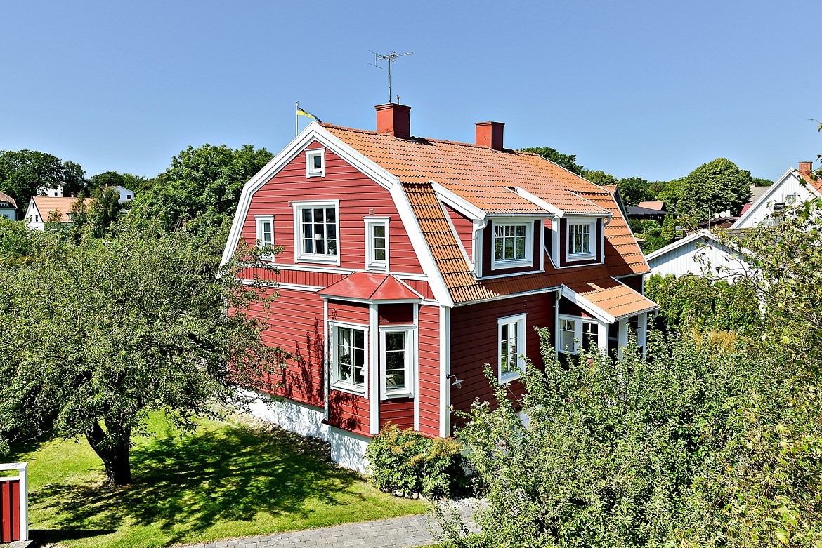 Välkomna till en härlig och trivsam villa med vacker tidlös charm, ursprungligen uppförd 1912