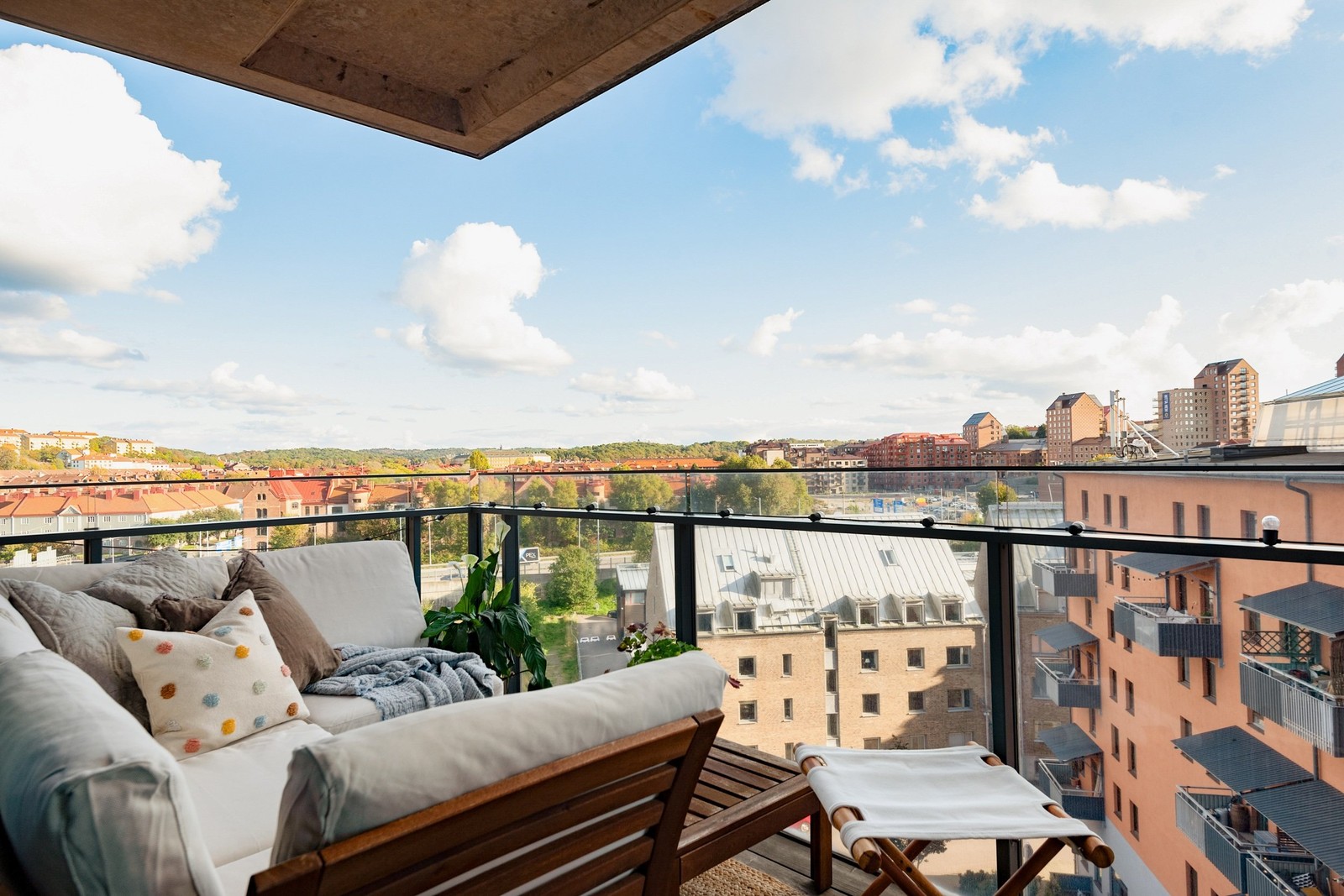 Varmt välkomna upp till våning 8 i omåttligt populära Brf Silon.