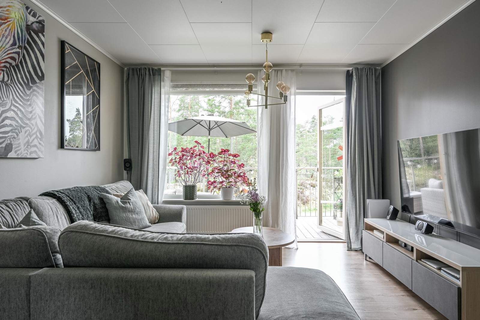 Vardagsrum med utgång till balkongen