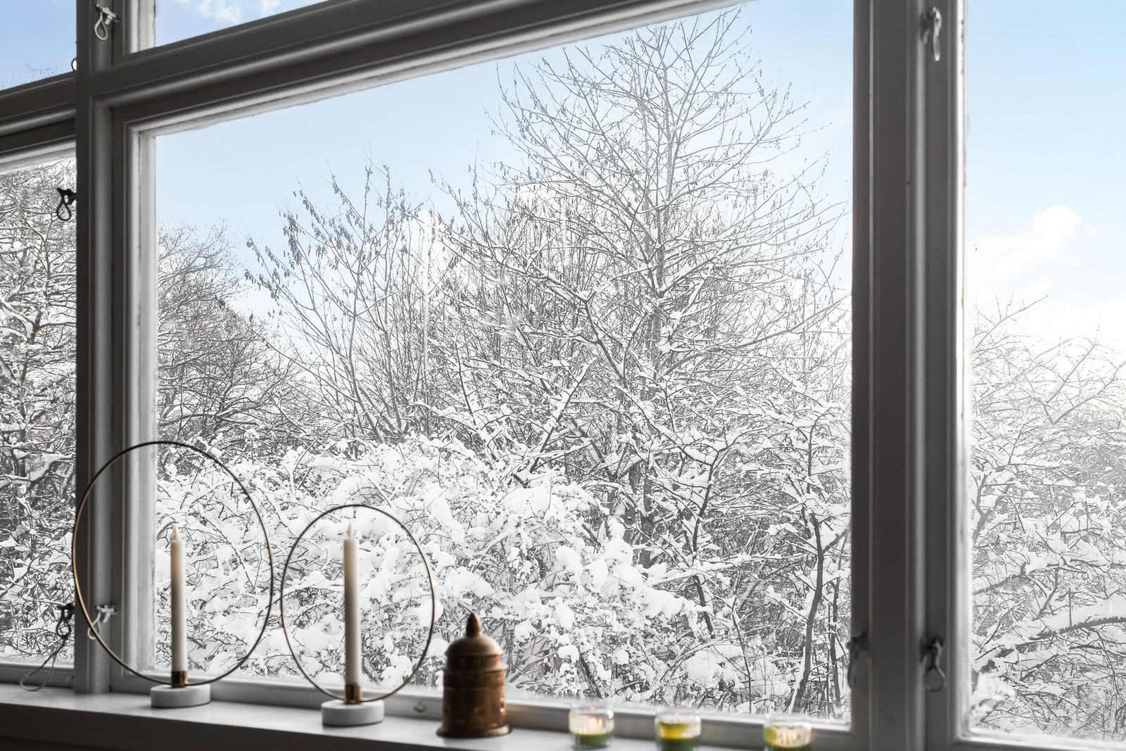 Välkommen till Riddarestensvägen 1 där du bor med naturen nära inpå husknuten