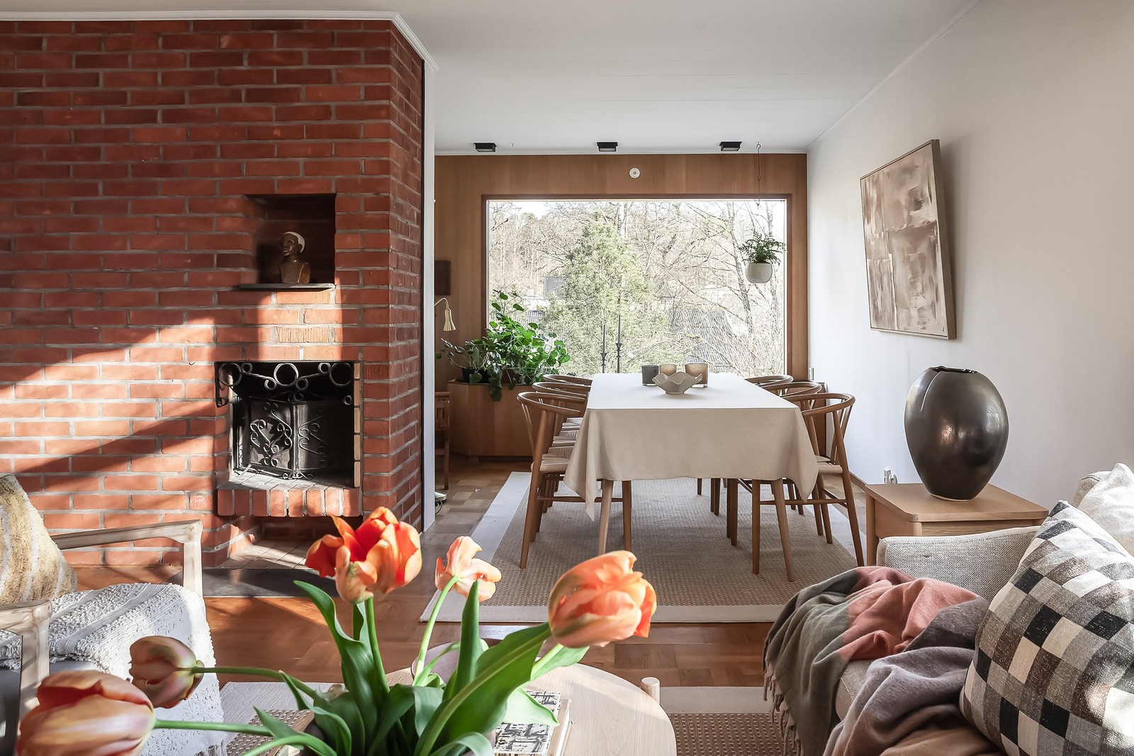 Välkommen till denna hemtrevliga 50-talsvilla i centrala Lerum