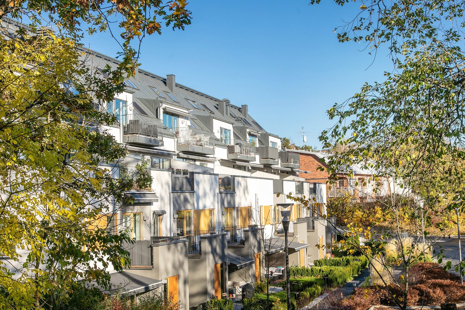 Föreningens vackra byggnad i soligt söderläge inbäddat i grönska