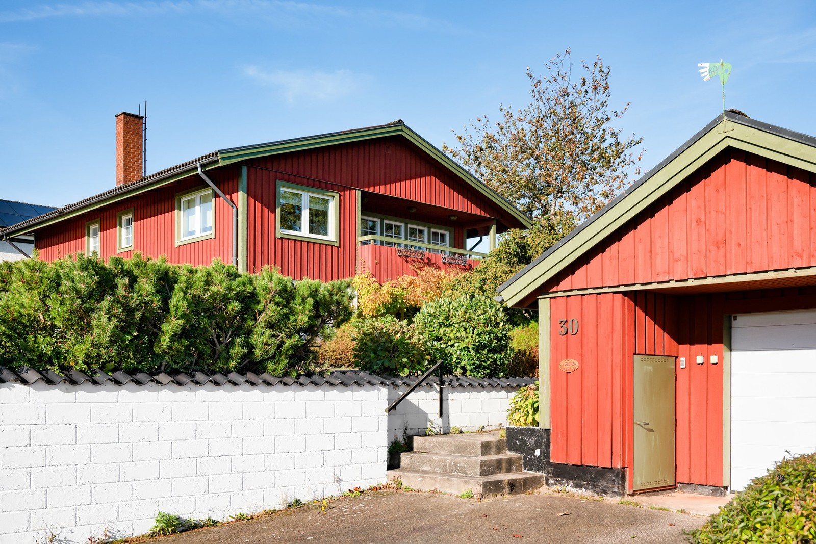 Välhållet med garage och fin utemiljö