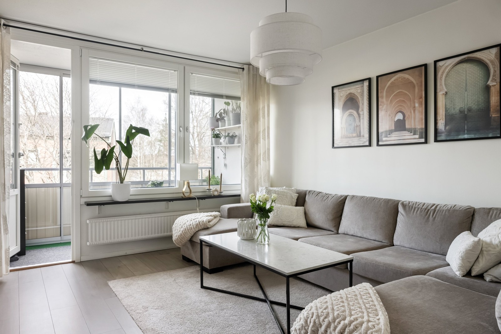 Vardagsrummet är stort och rymligt med plats för en stor soffgrupp