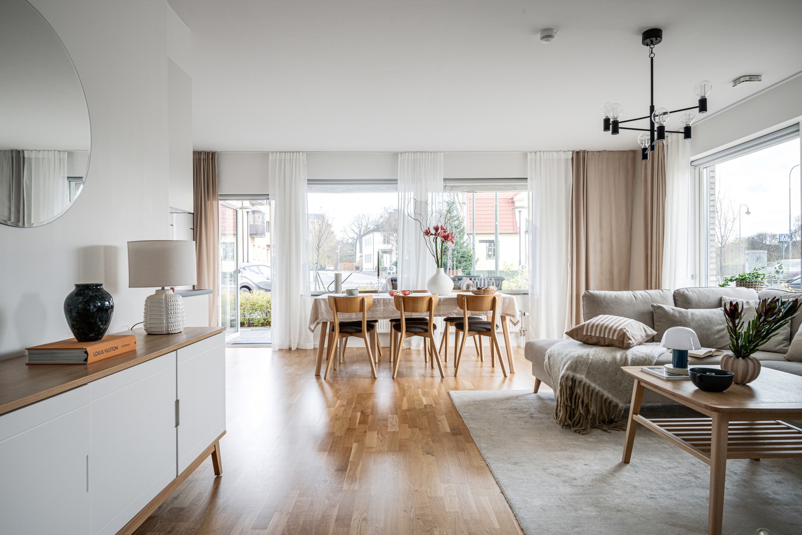 Välkommen att flytta in i ett hem där du inte behöver göra någonting annat än att ställa in dina fav