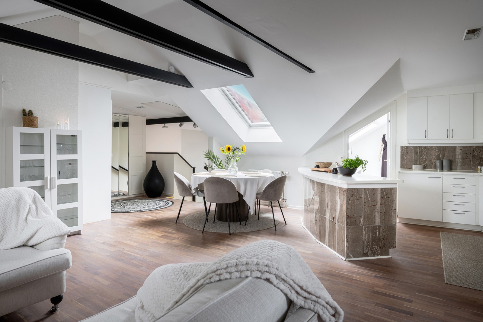 Ni slås direkt av den mysiga vindskänslan med takbjälkar, charmigt snedtak och...