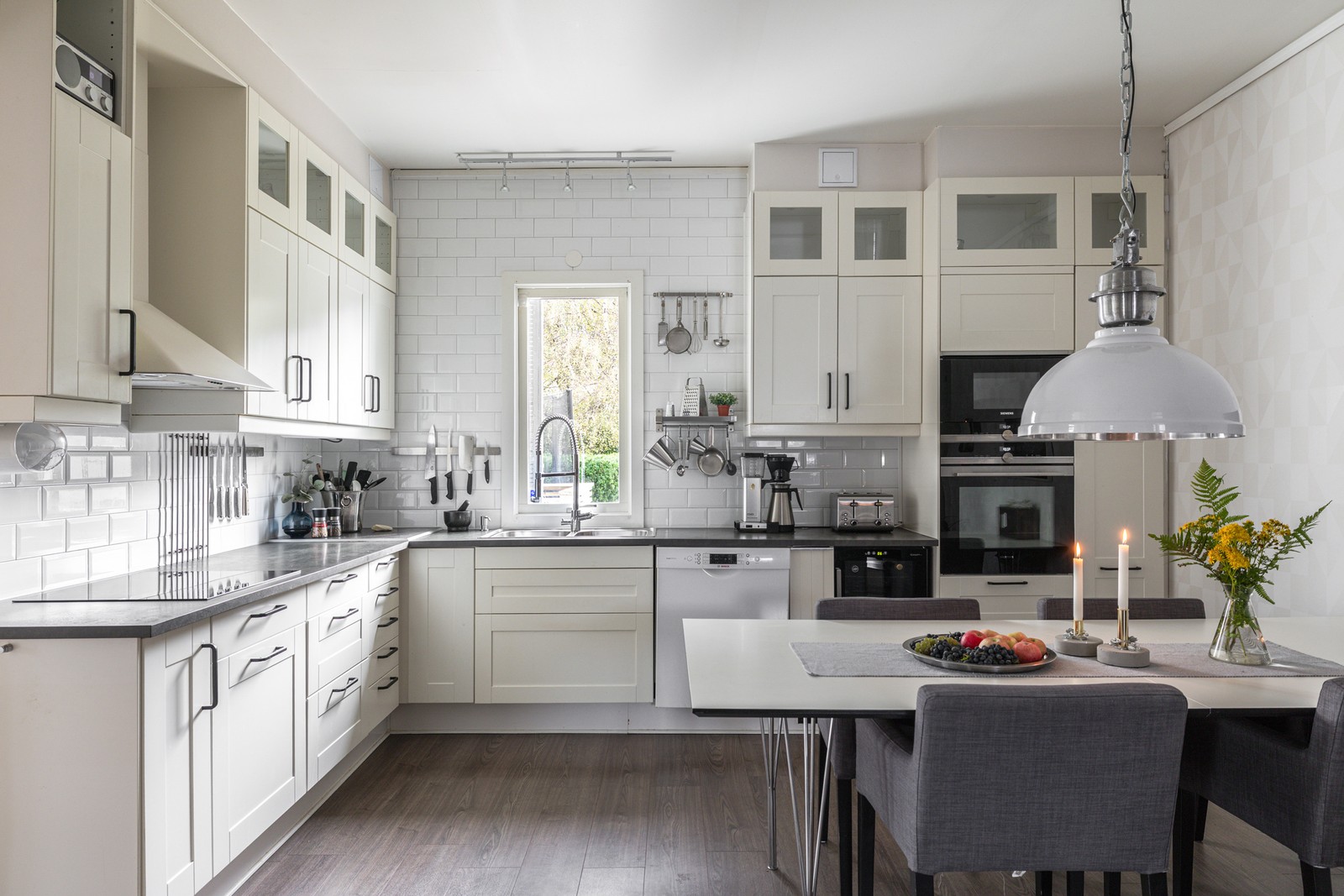 Trivsamt kök med bistrokänsla och gott om förvaring och arbetsytor