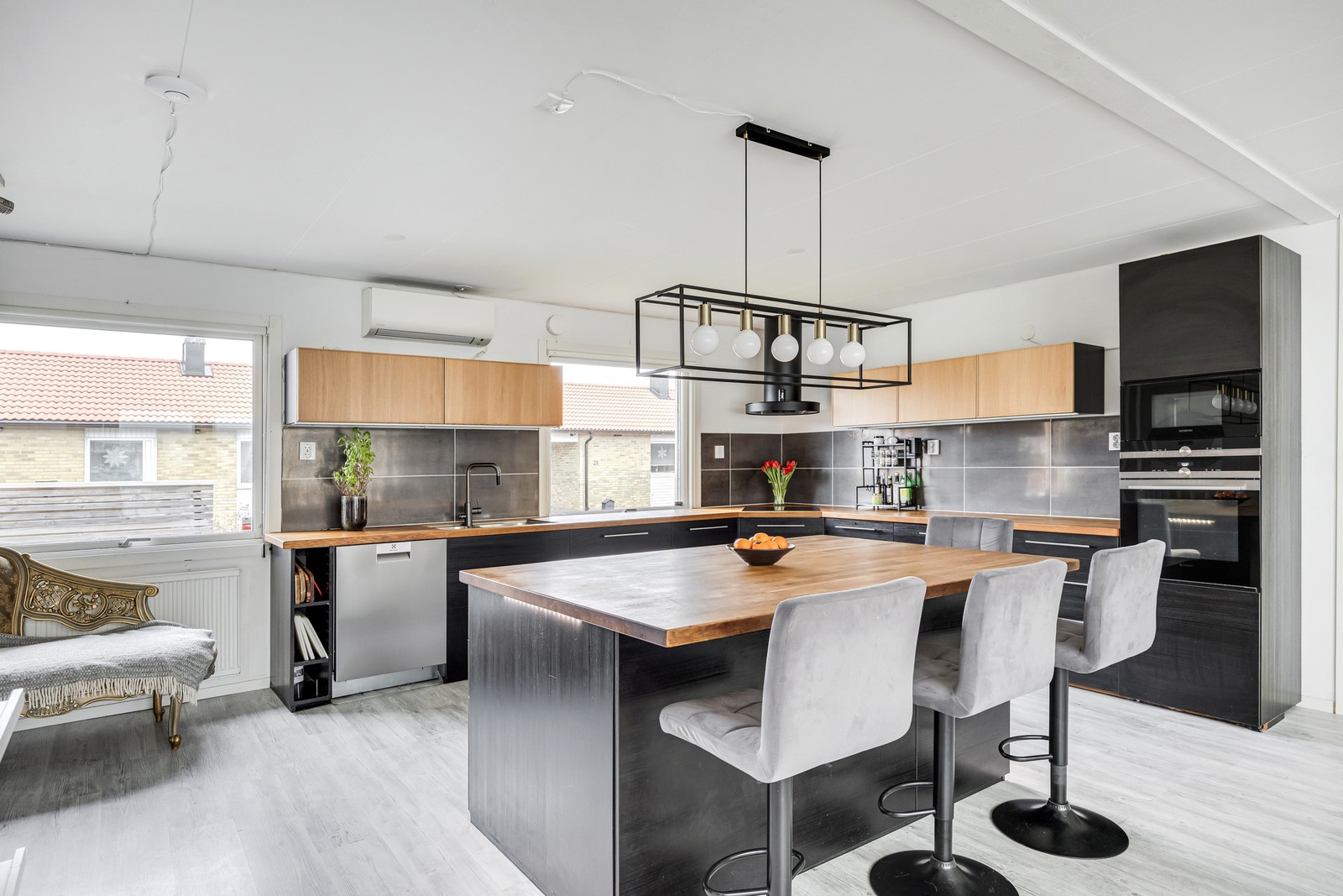 Stilrent och rymligt kök från 2015