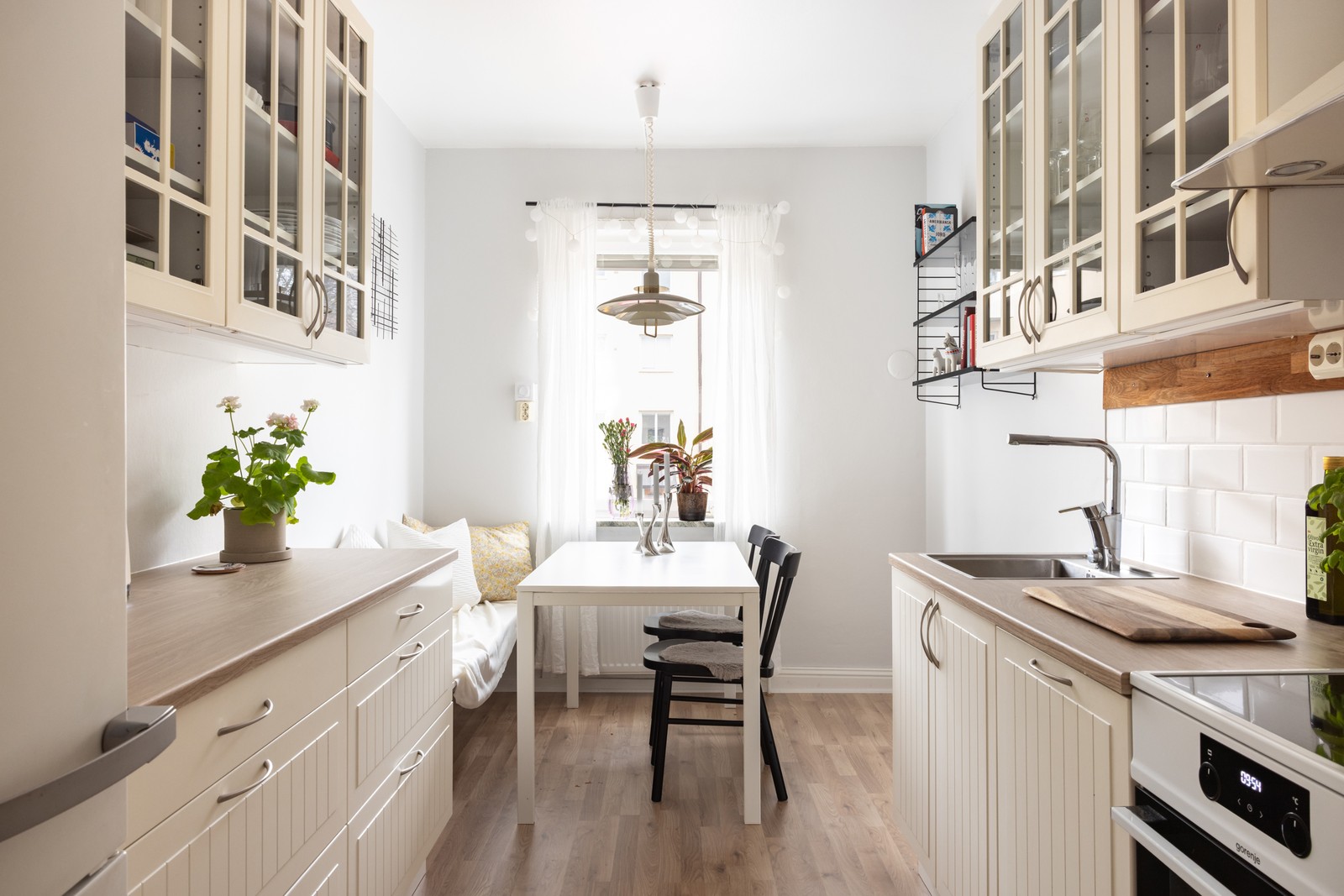 Trevligt kök med fönster mot lugn gård