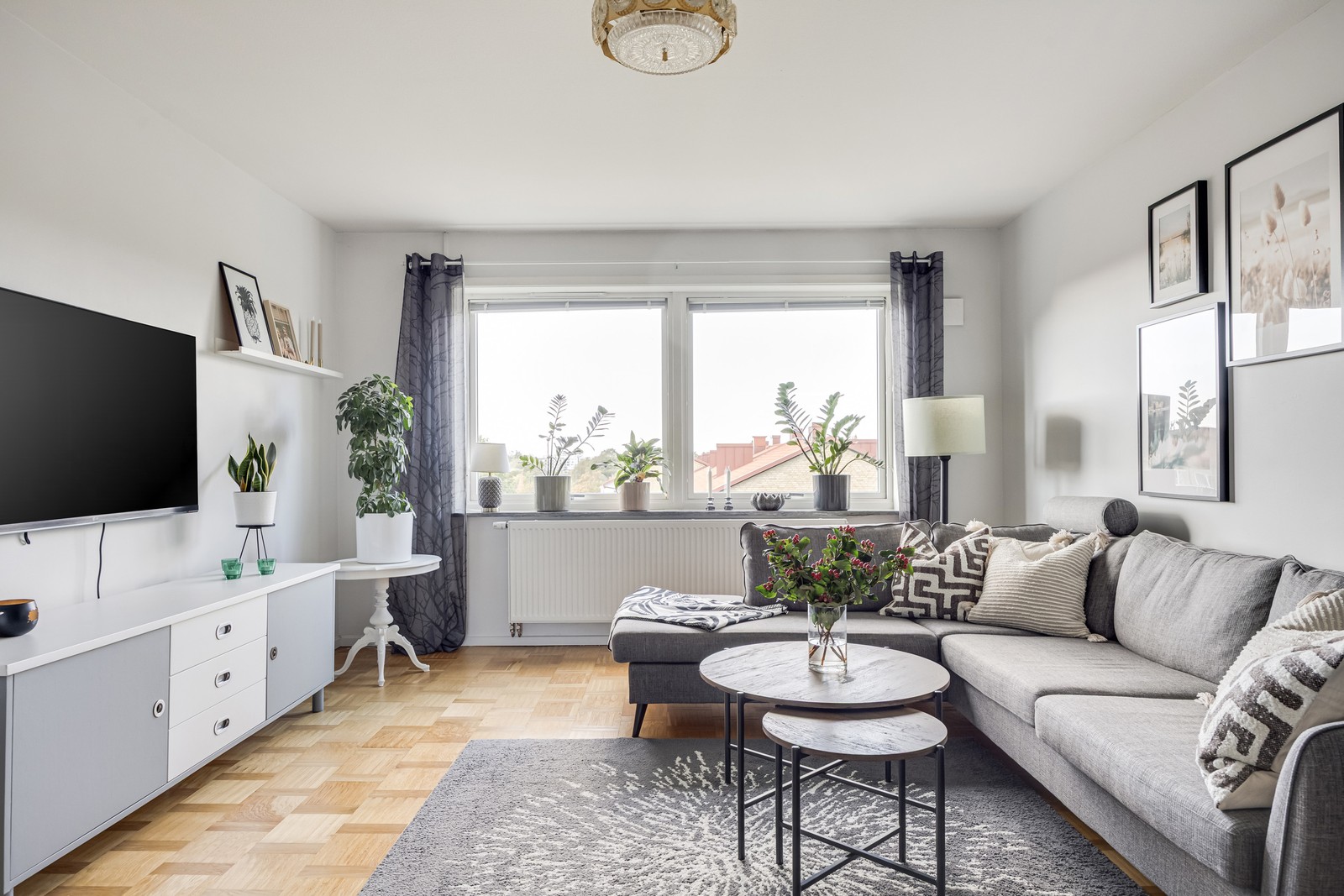 Vardagsrum med stora fönster för bra ljusinsläpp