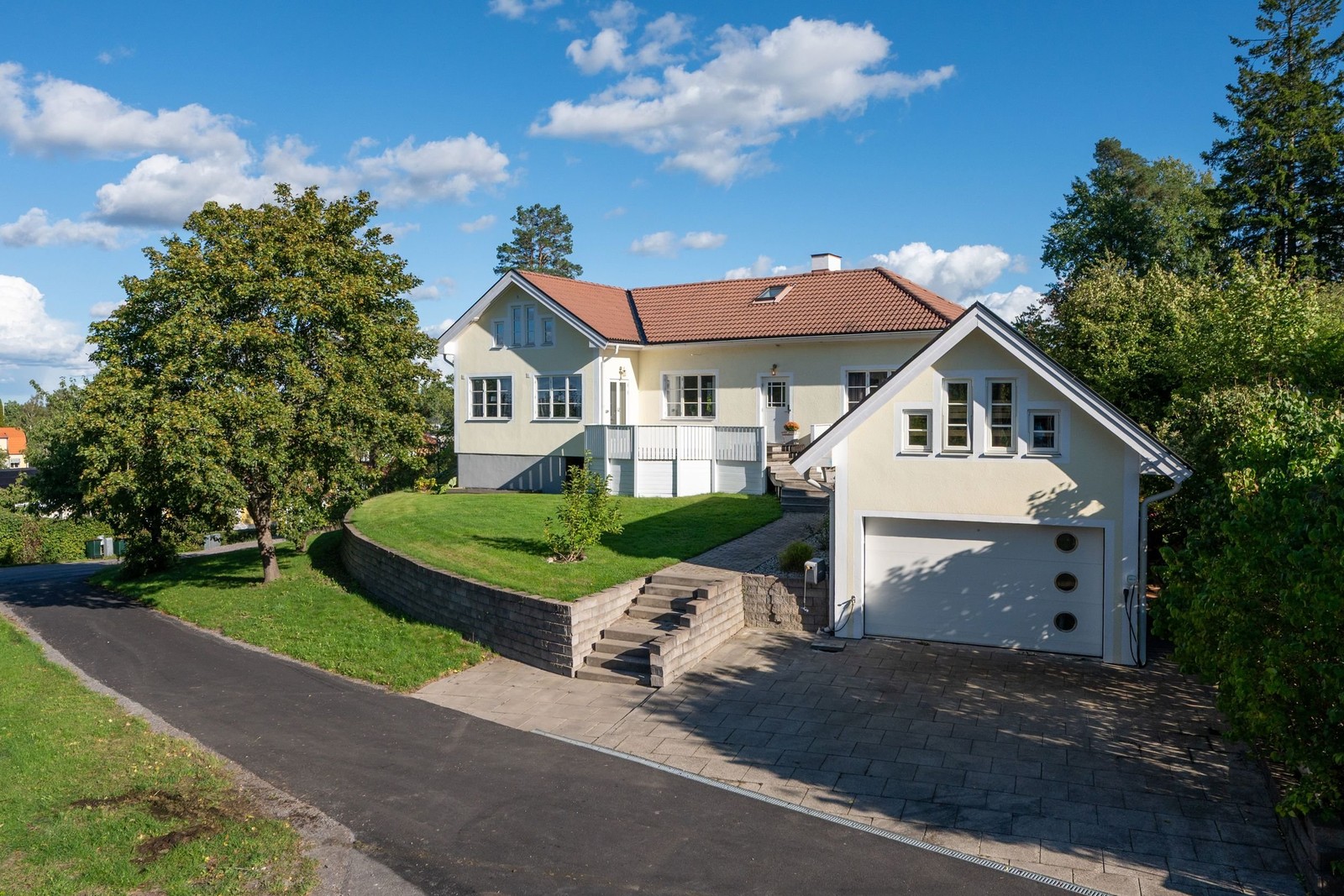 Högt upp på höjden med lummigt läge och poolområde på baksidan.