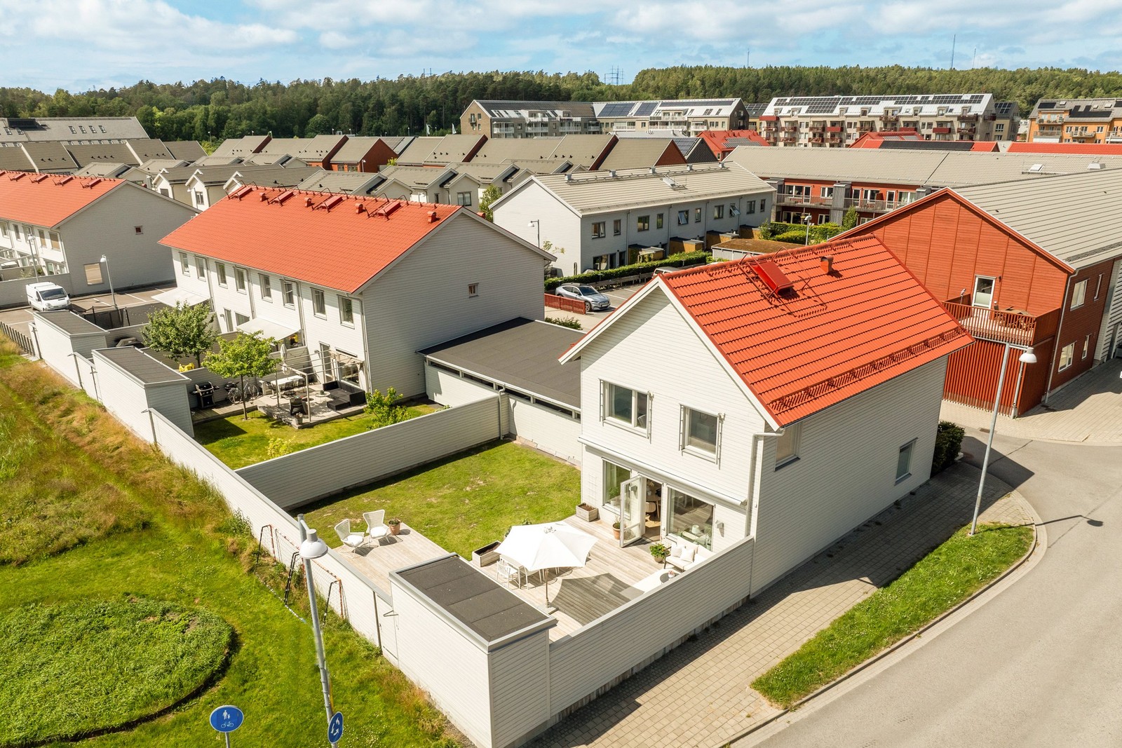 BR Kedjehus med stor tomt i Kolla