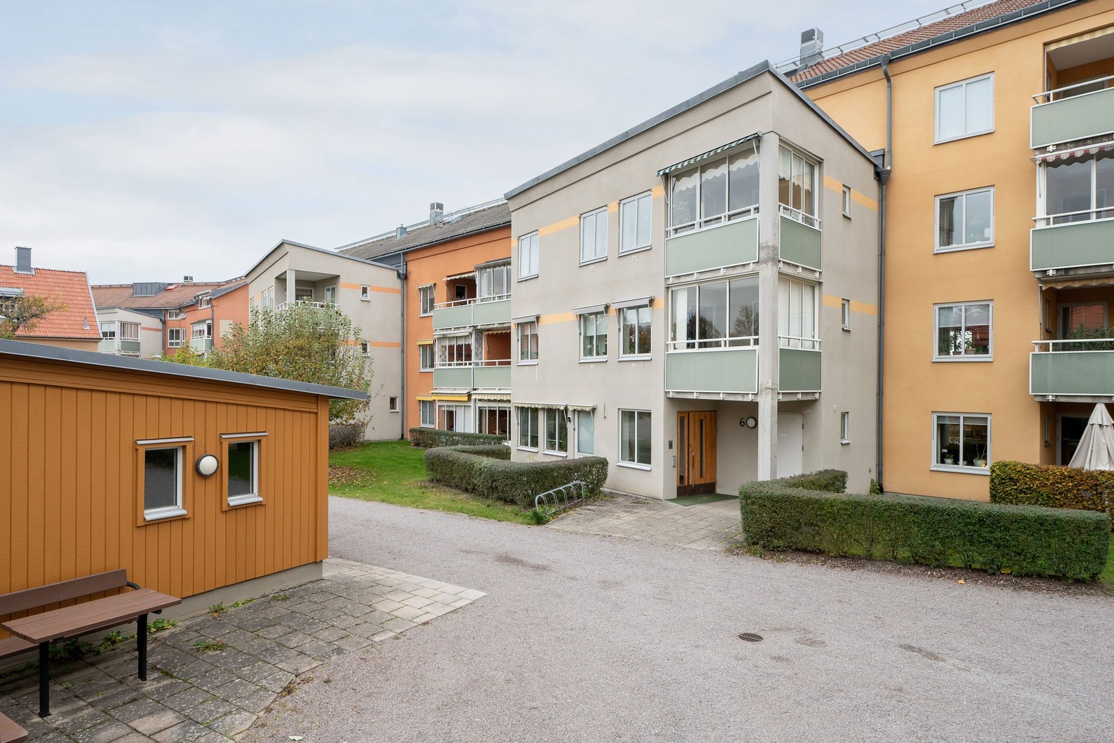 Innergård och entré