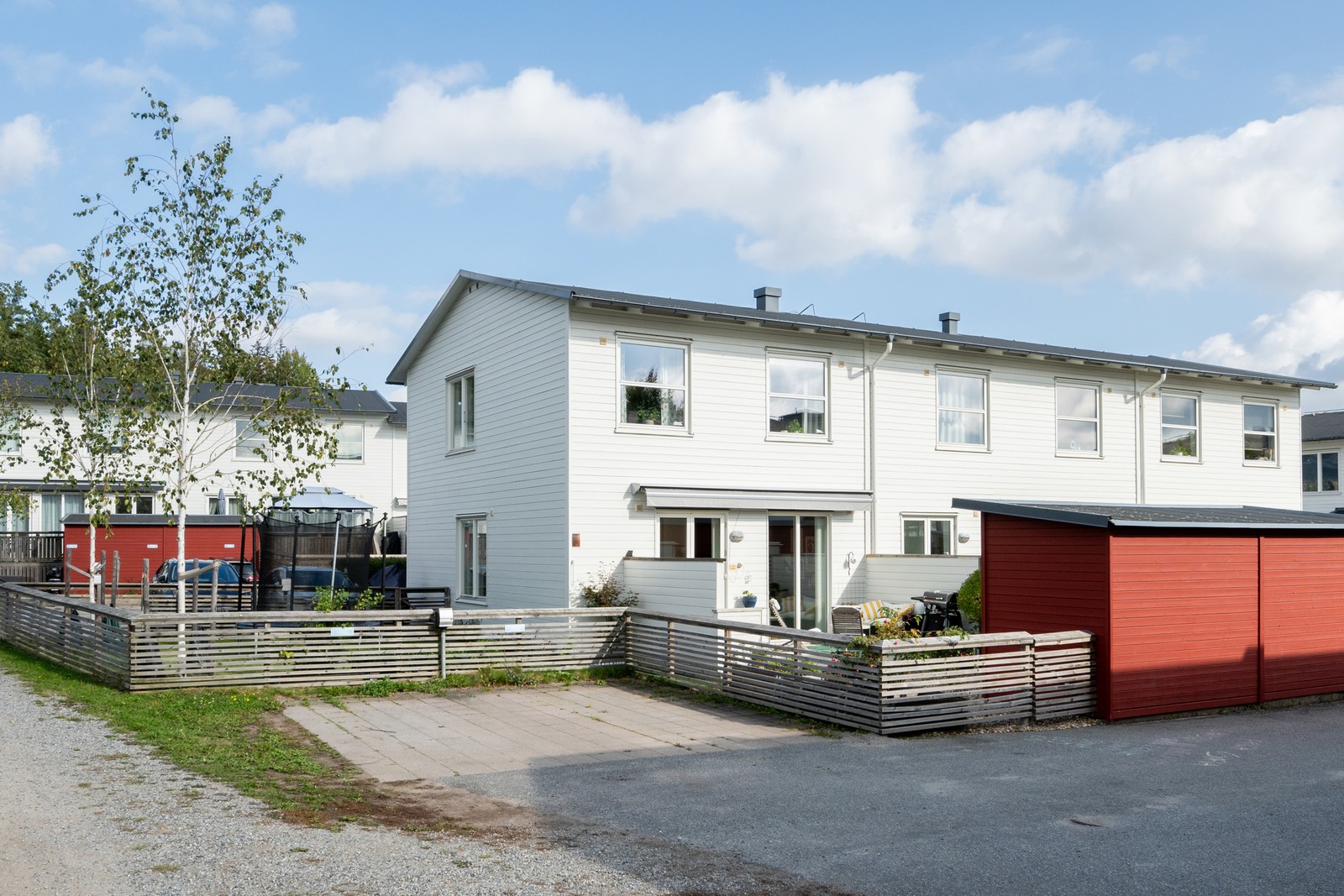 Uteplats både på baksida och gavelsida