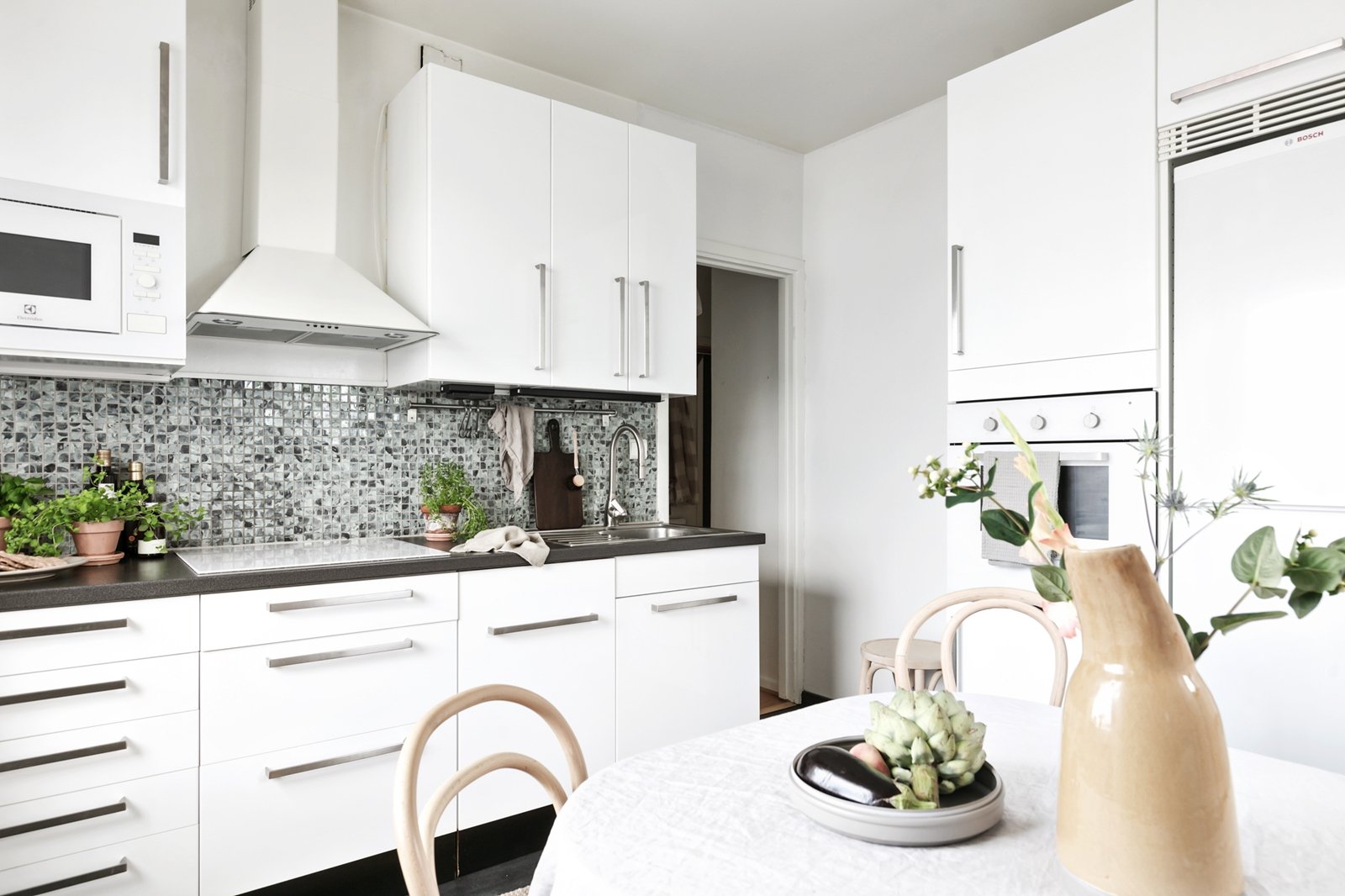 Den fina mosaiken bryter snyggt av mot de tidlöst vita materialvalen