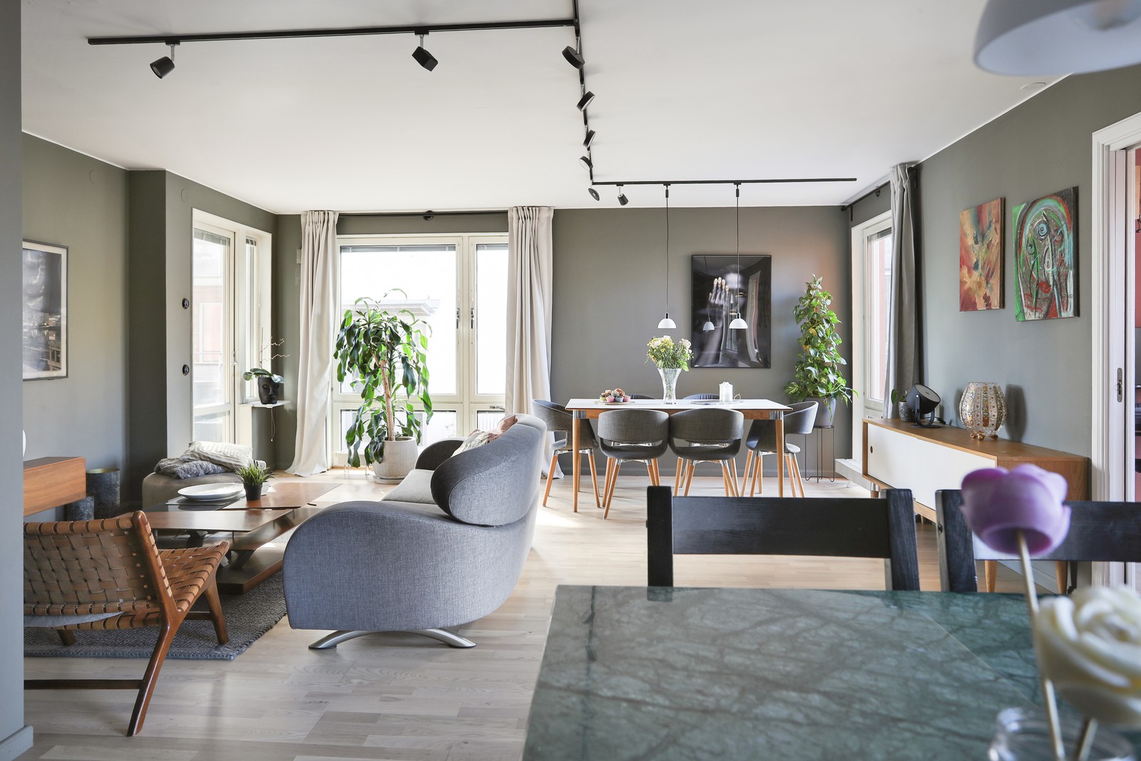 Vardagsrum med fönster åt flera håll