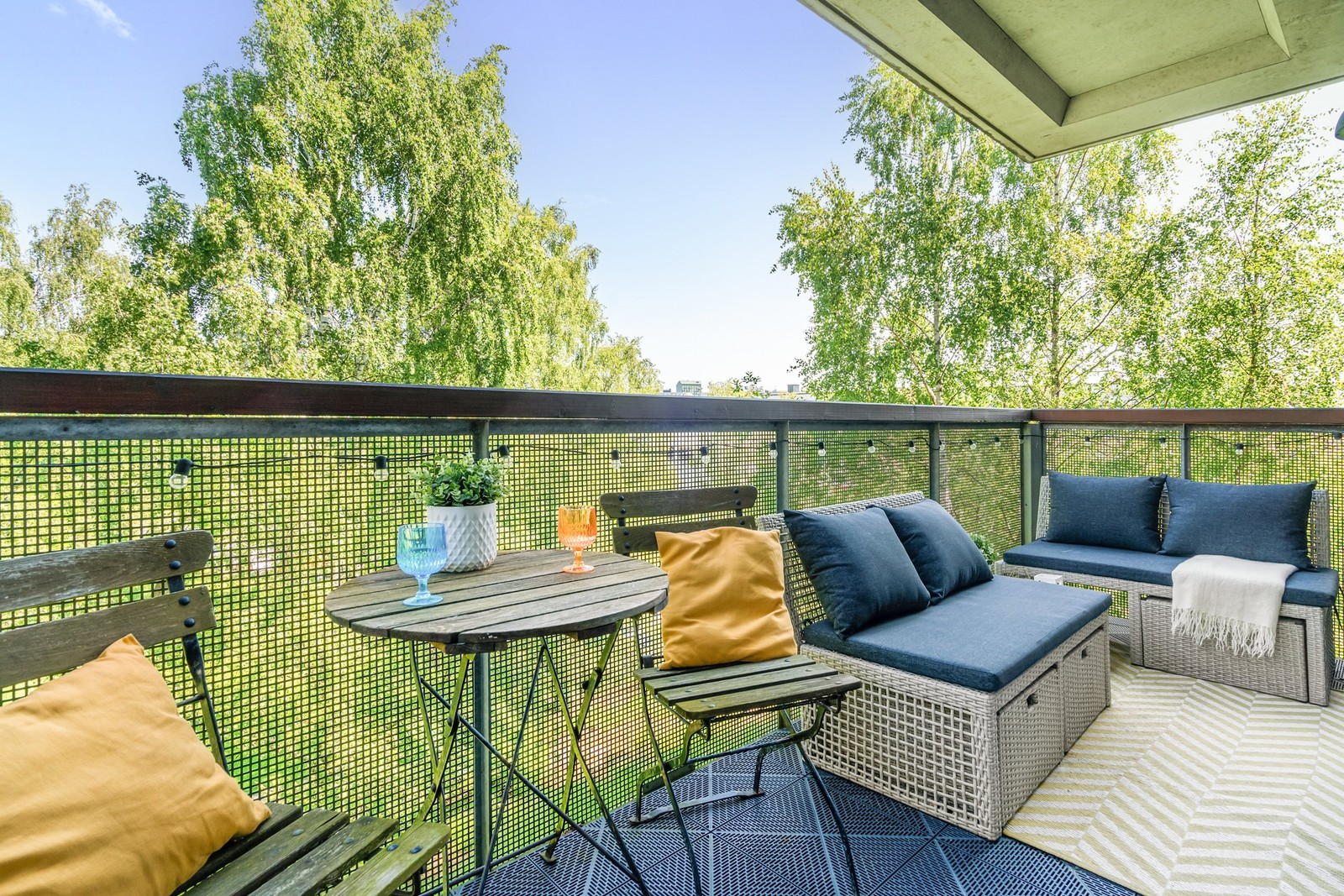 En mycket trevlig balkong i ett insynsskyddat läge