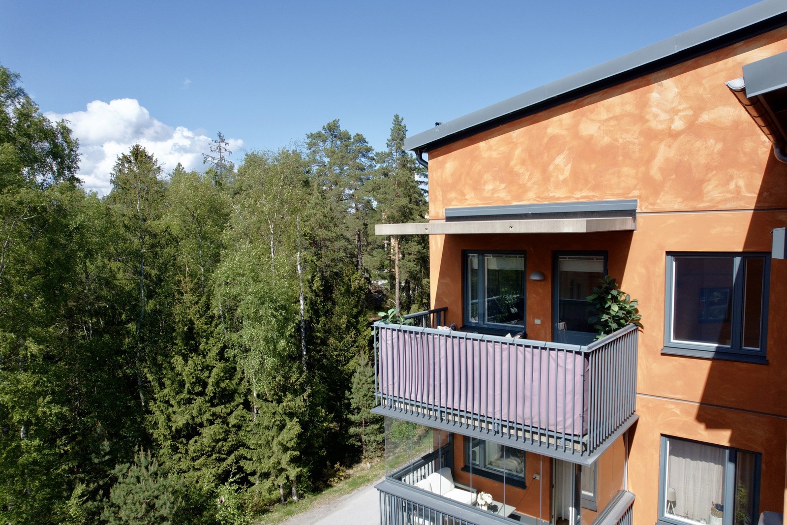 Balkongen är belägen högst upp i huset