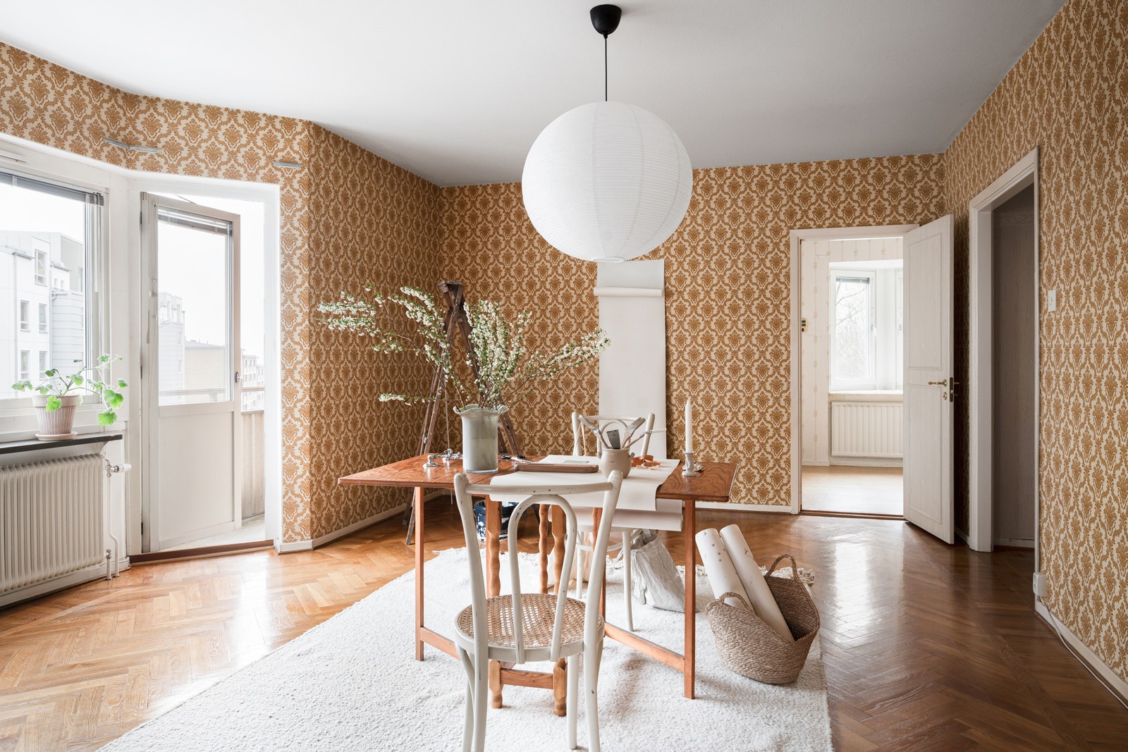 Varmt välkomna till denna bevarade trerummaren på mysiga Kabelgatan 14!