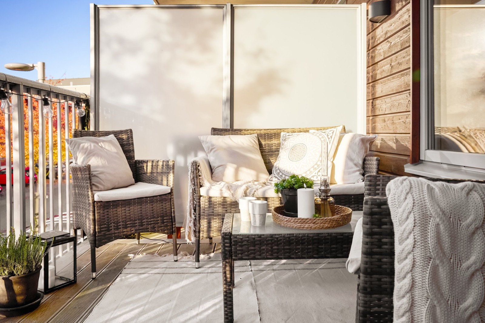 Rymlig balkong med plats för större sittgrupp