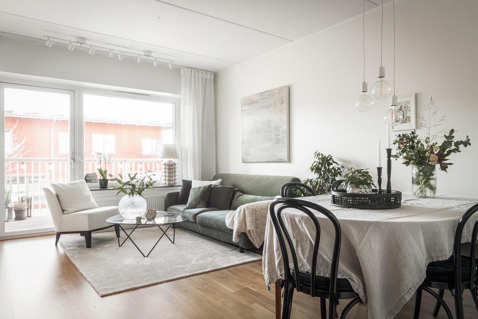 Trevlig sällskapsyta som ger plats för soffgrupp, mediabänk och matbord