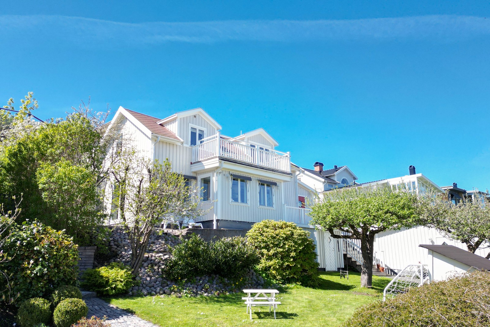 Mysig trädgård på framsidan.