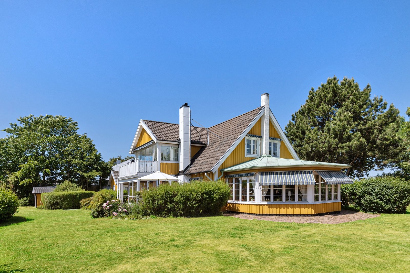 Charmig trävilla med härlig vinterträdgård