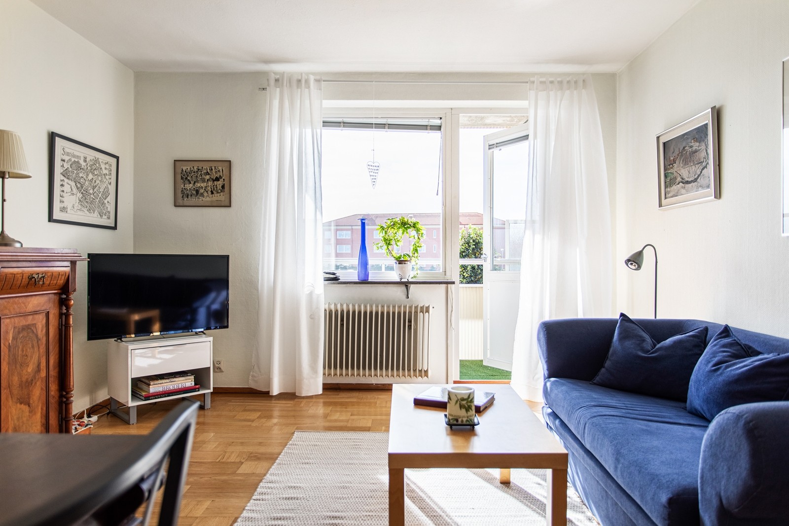 Där ute väntar en rymlig balkong