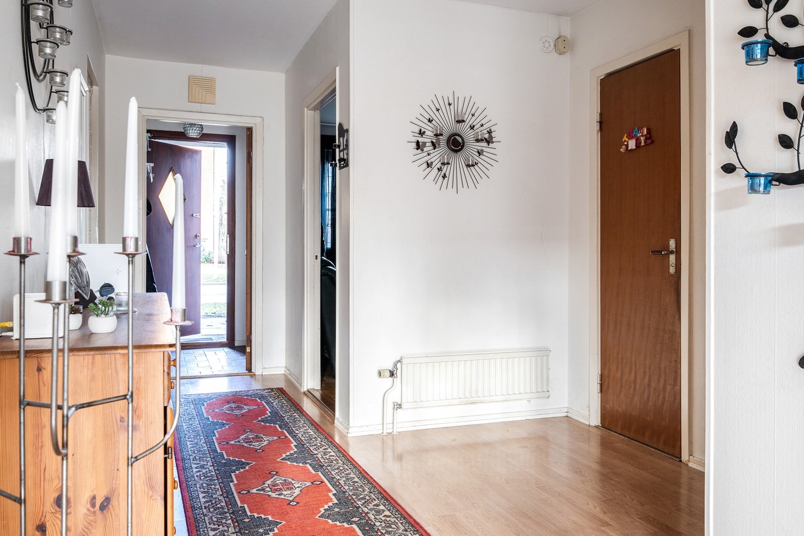 Välkomnande och möblerbar hall