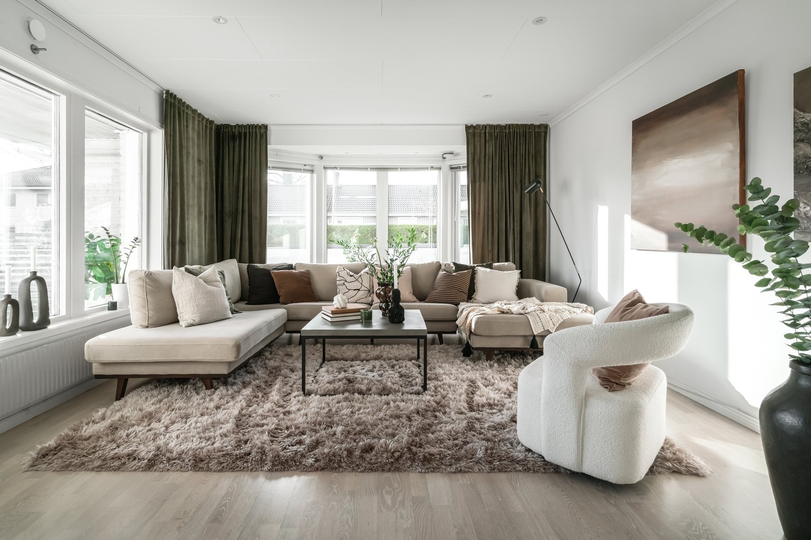 Sällskapsrum med härlig rymd och stora fönsterpartier