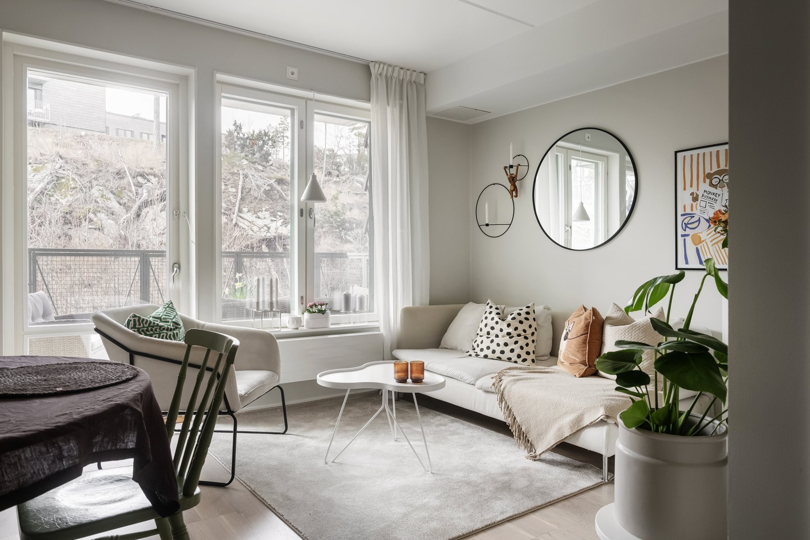 Tilltaget och lättmöblerat rum med rogivande utsikt