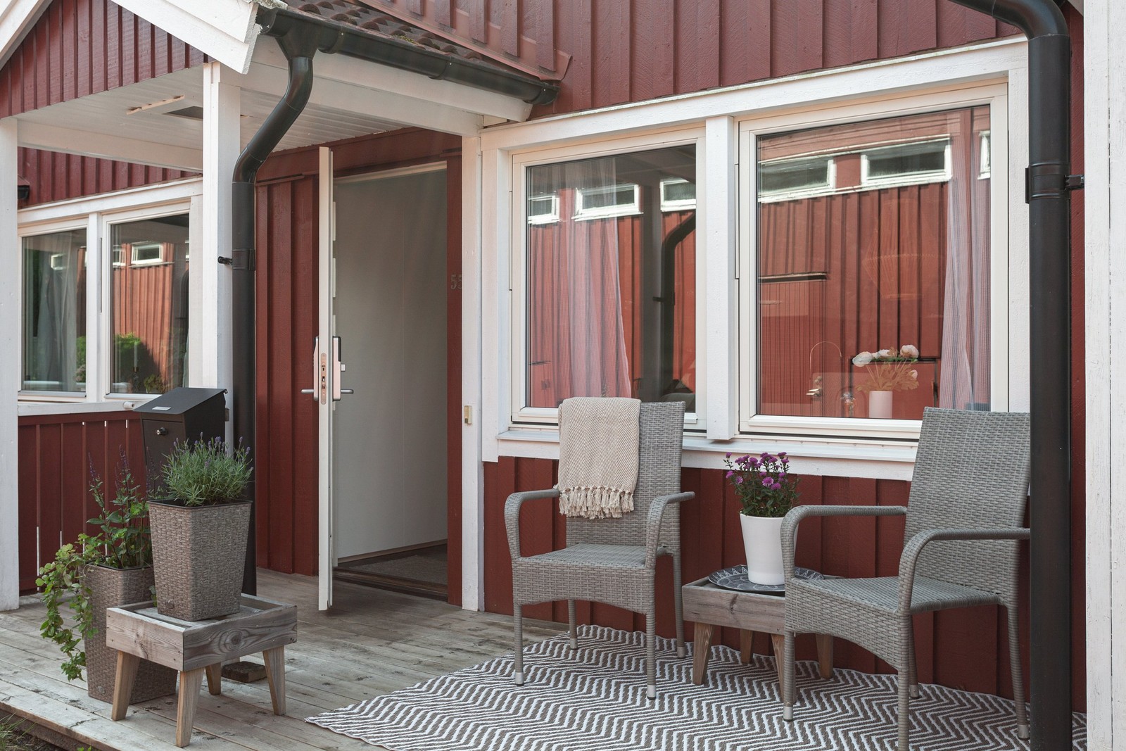 En fin utplats för morgonkaffet möter vid entrén