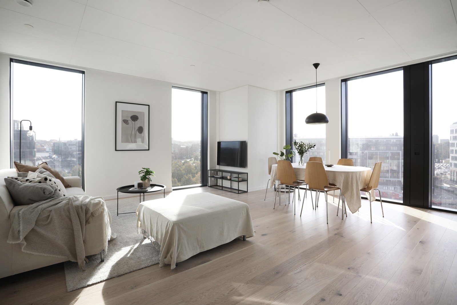 Välkommen till denna exklusiva gaveltrea i Karlatornet