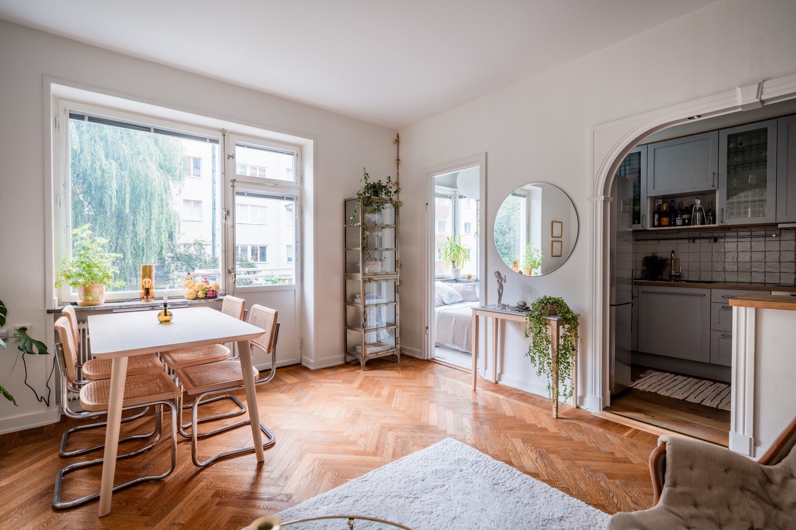 Vardagsrum med access till balkong