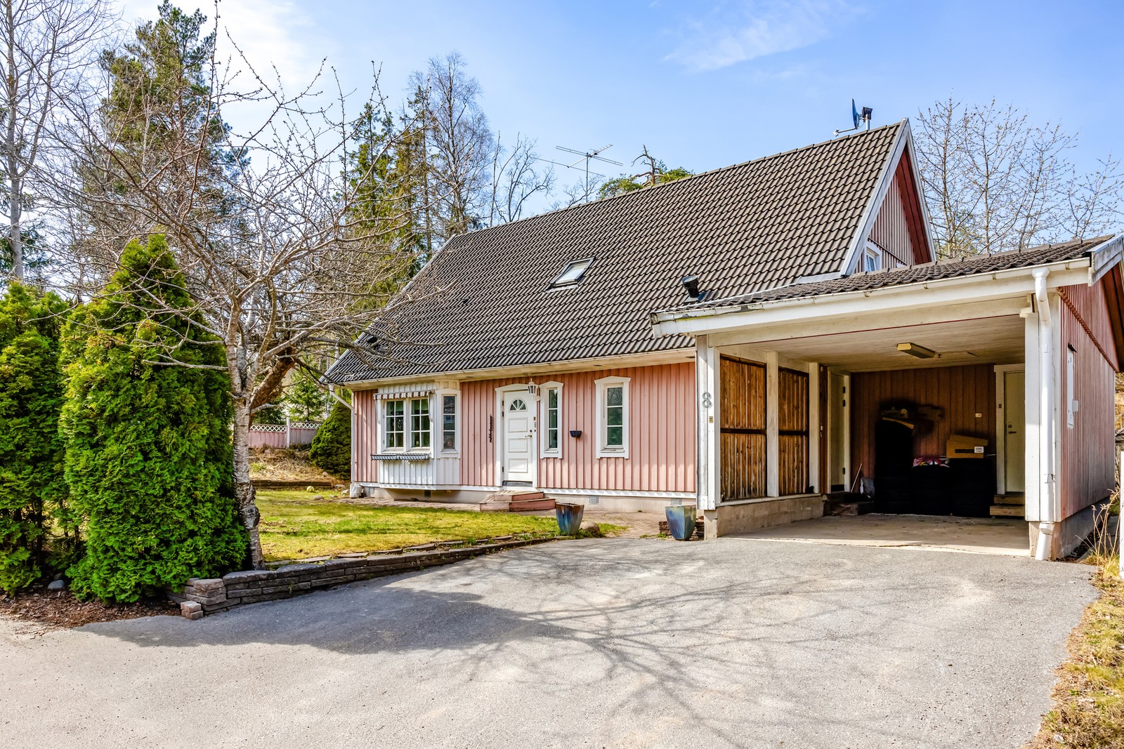 Carport med förråd