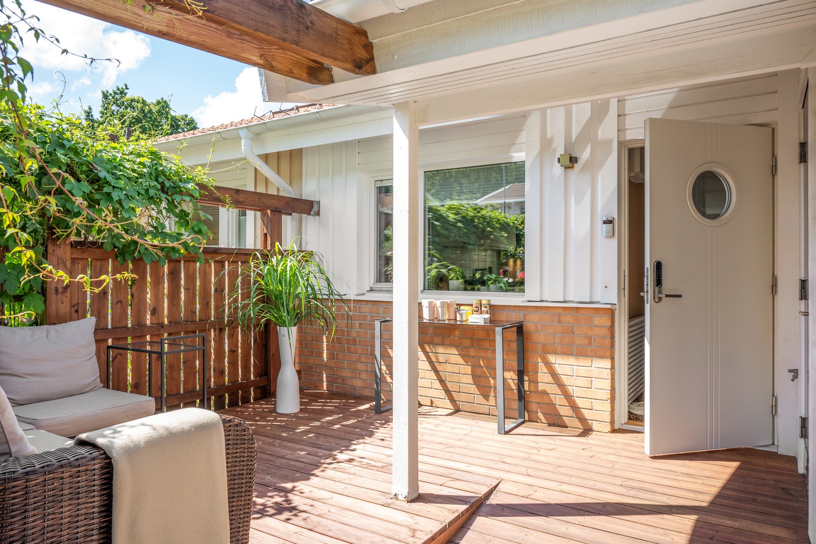 Välkommen till Ekeredsvägen 5. En insynsskyddad uteplats möter vid entrén