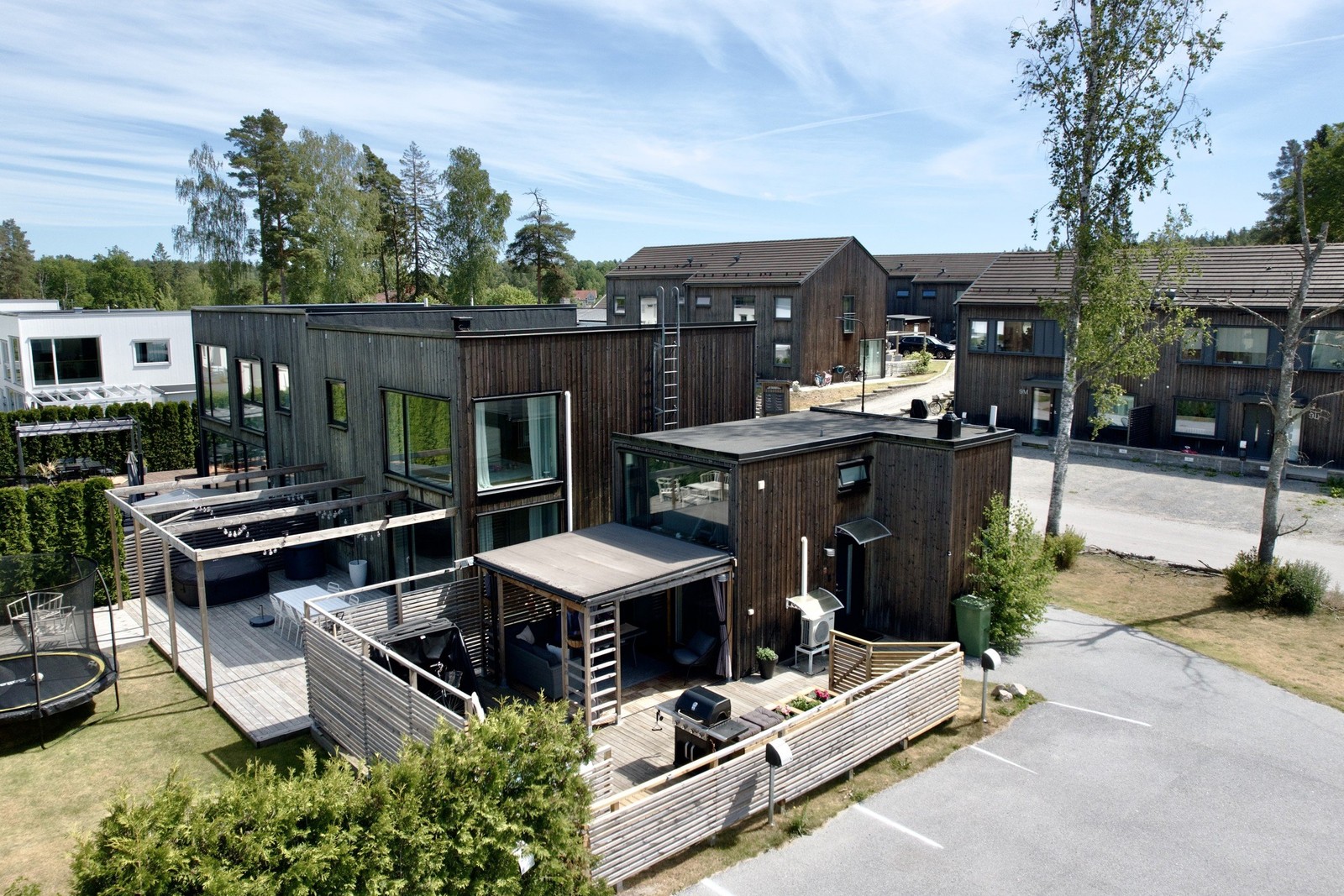 Uteplats, paviljong med väggar samt pool