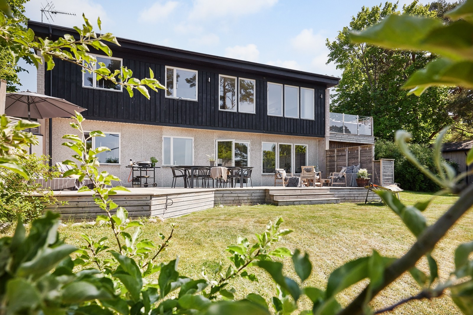 Välvårdad villa med utsiktsläge och fina altaner i Södra Lerums eftertraktade kvarter
