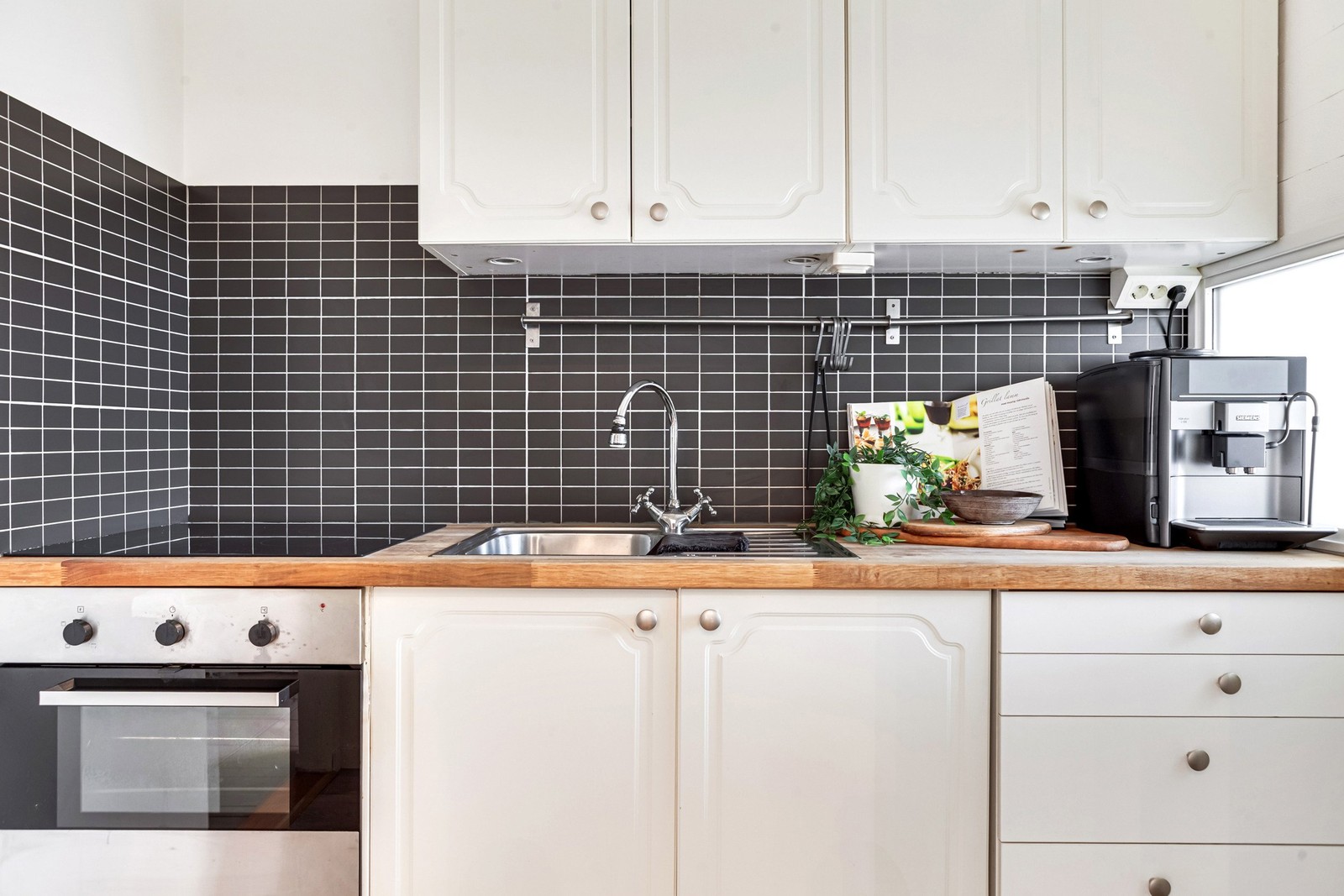 Välkomna till denna kvadratsmarta lägehet på centralt läge!