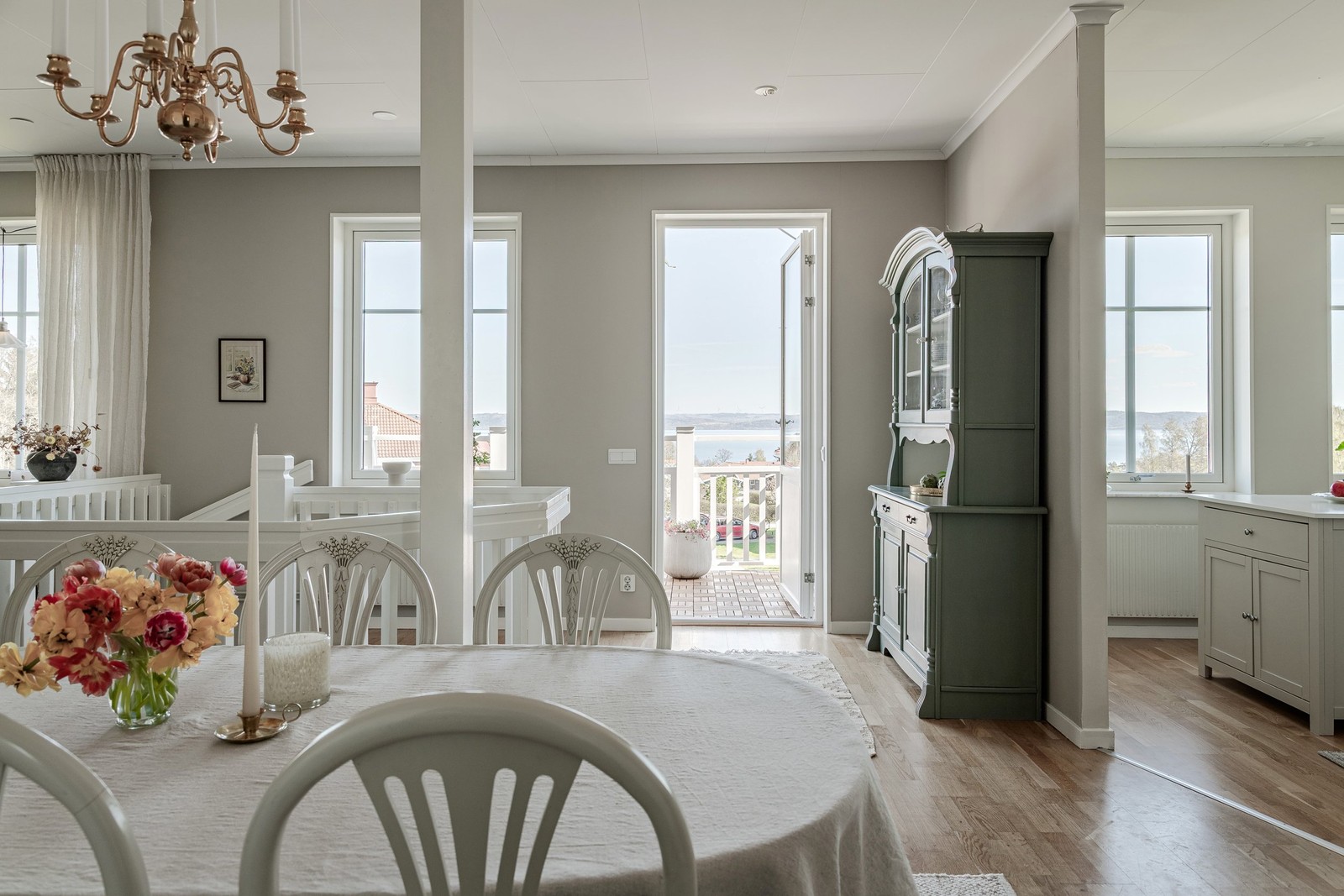 Det är från de sociala ytorna balkongen nås.