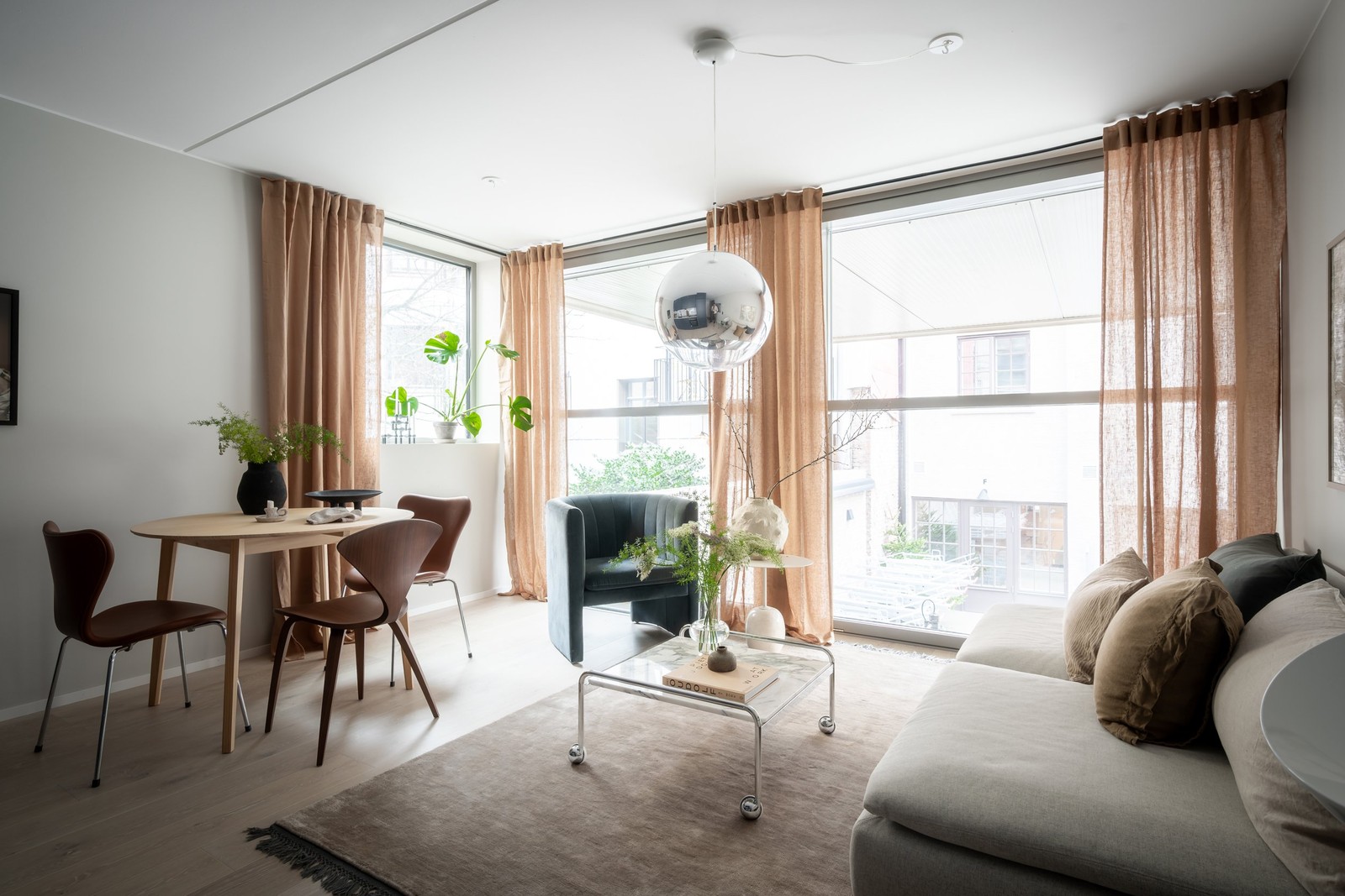 Välkomna till en exklusiv och unikt utformad gaveltvåa med påkostade material