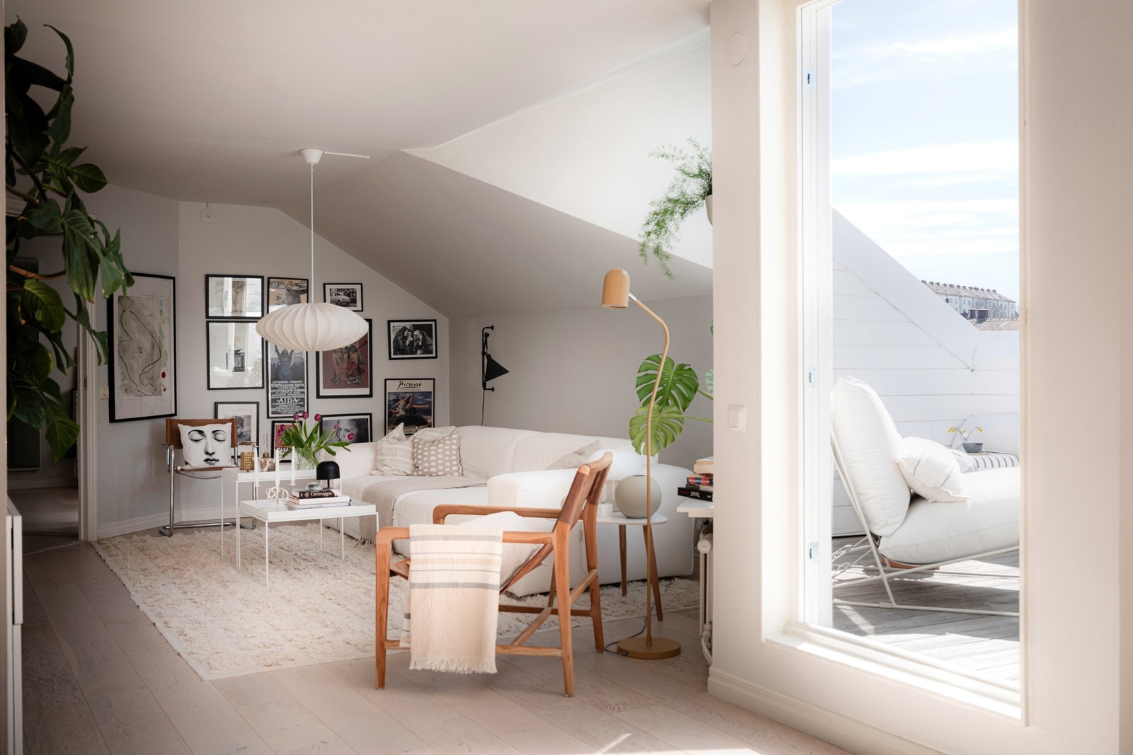 Välkommen till ljuset och lugnet högst upp i huset