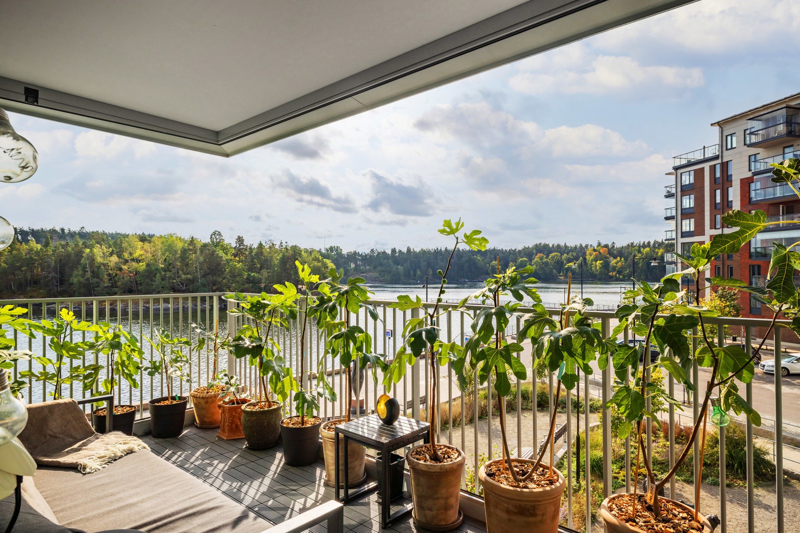 Treans härliga inglasade balkong har fin sjöutsikt och bra solläge