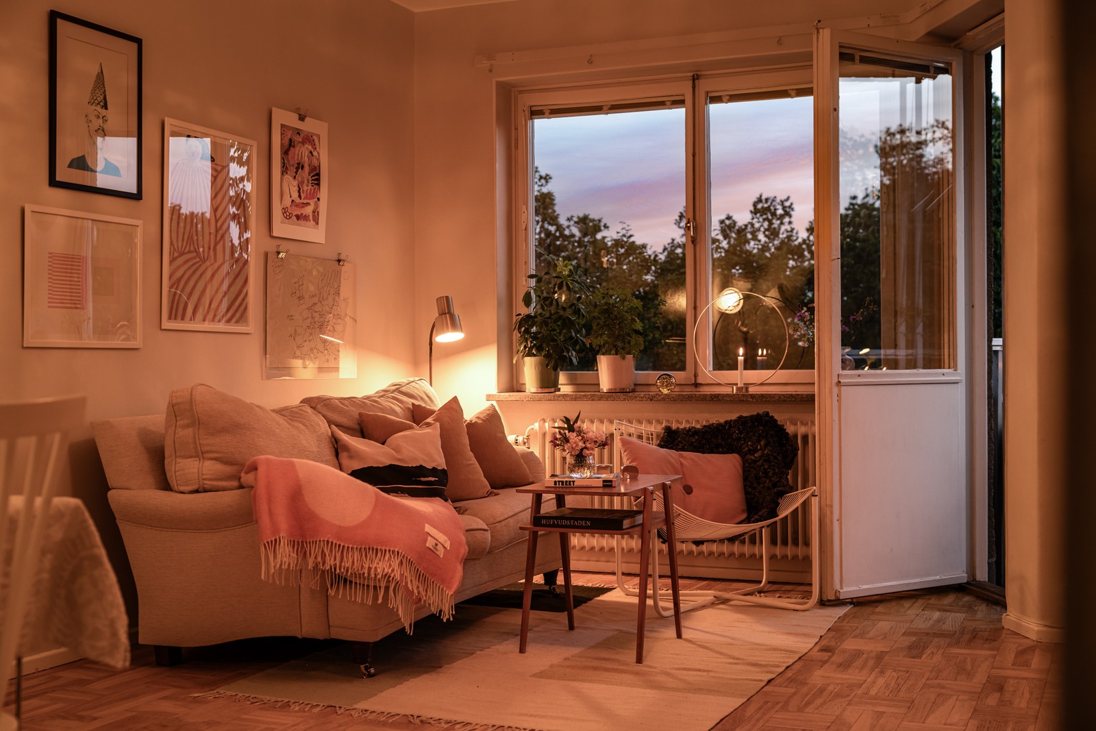 Mycket trivsamt och lättmöblerat vardagsrum med utgång till balkong