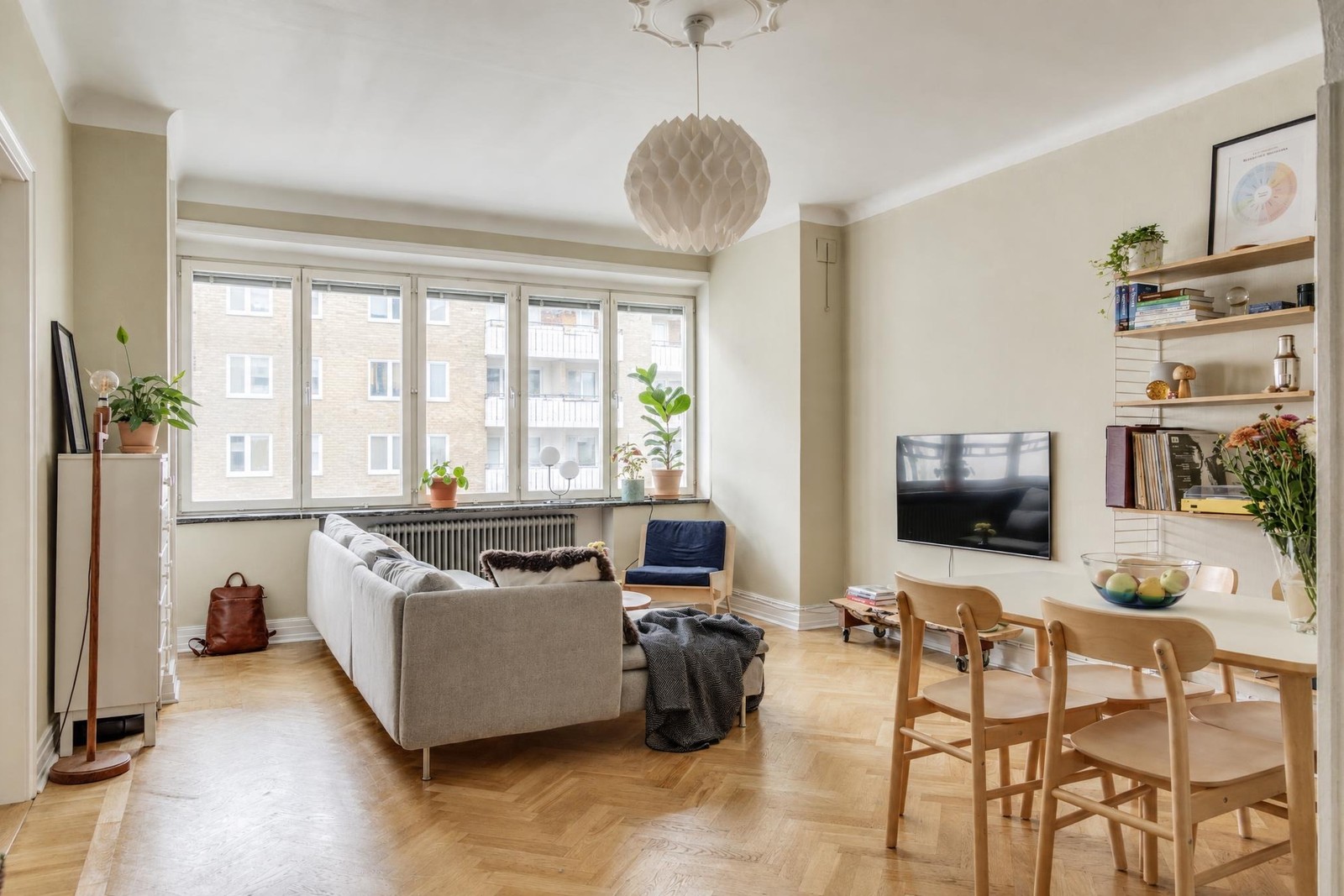 Bilden är AI redigerad där byggställningarna utanför dolts